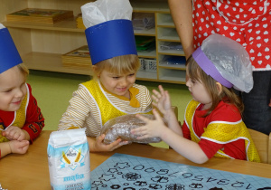 05 Dzieci sprawdzają jak ciężkie jest ciasto na pierniczki